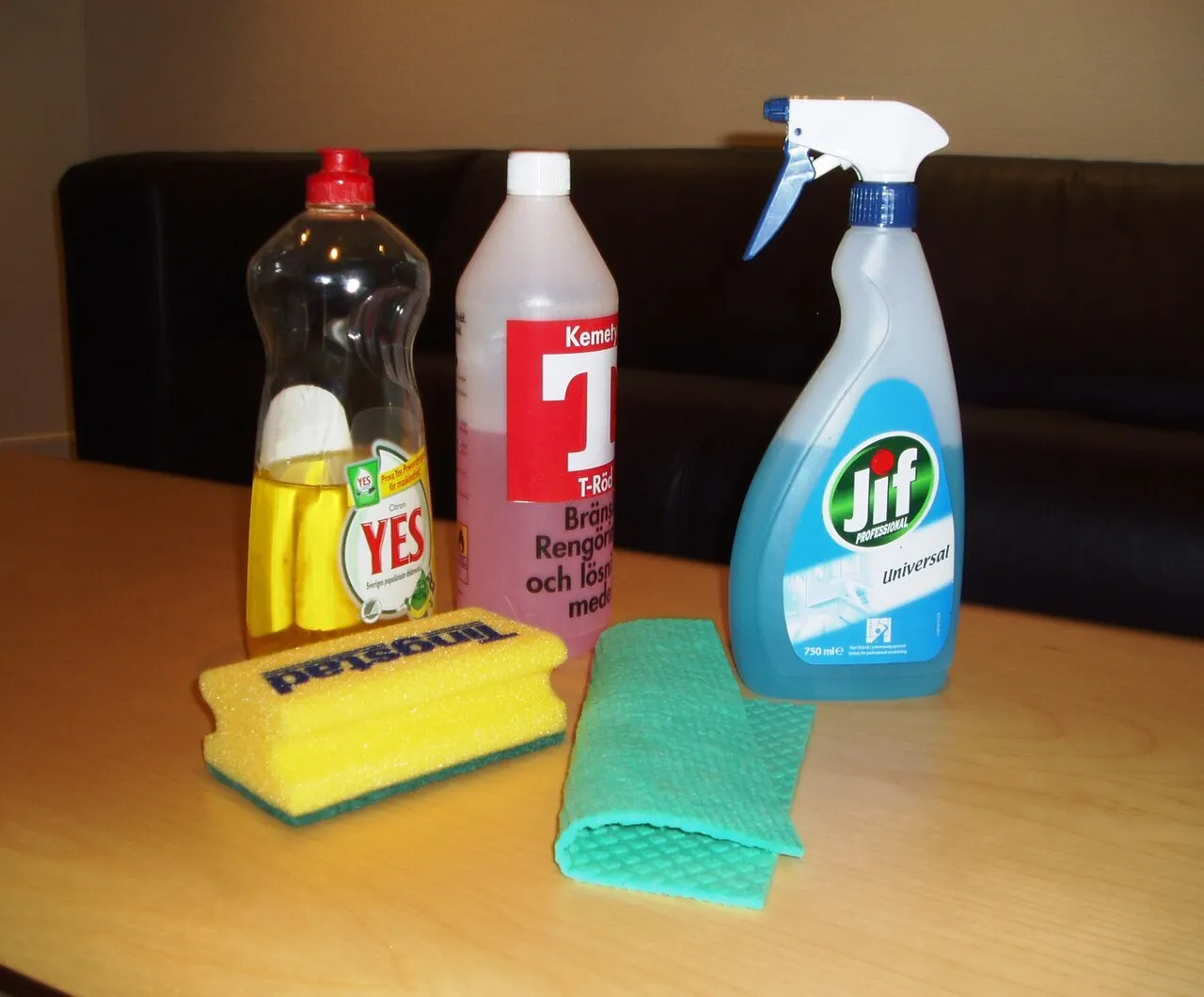 spray bottle cleaning