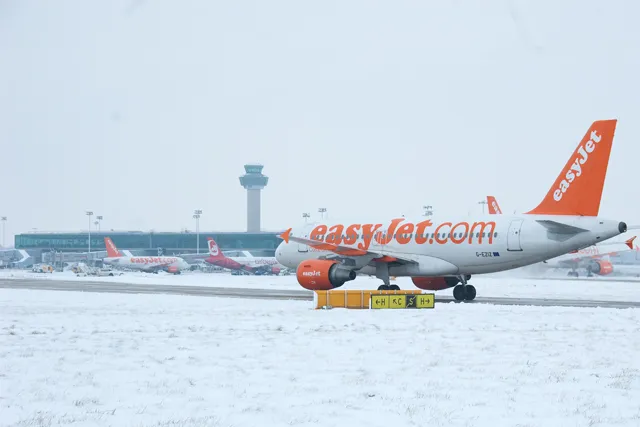 airport runway aircraft