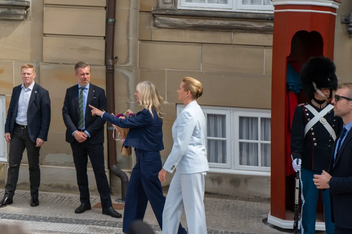 Mette Frederiksen (în alb), la Amalienborg — foto de arhivă