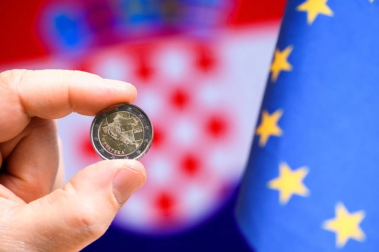 euro banknotes coins