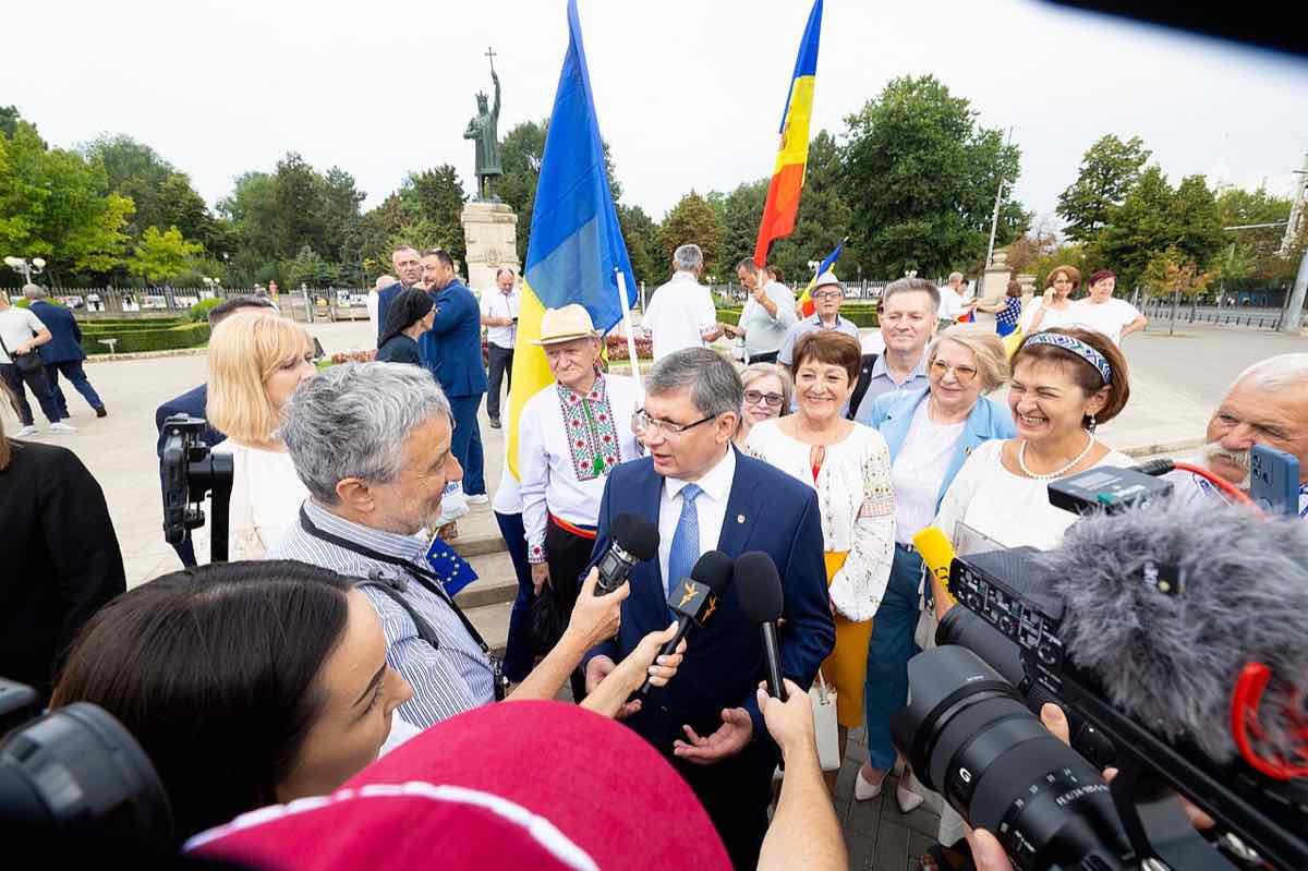 Eveniment oficial cu drapele ale Republicii Moldova și României, Chișinău